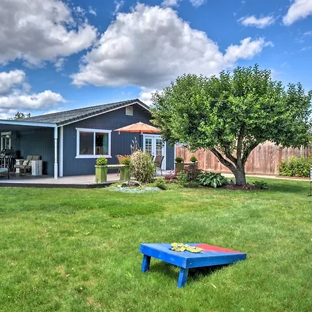 Central Medford Family Retreat With Large Yard! Exterior photo