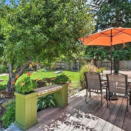 Central Medford Family Retreat With Large Yard! Exterior photo