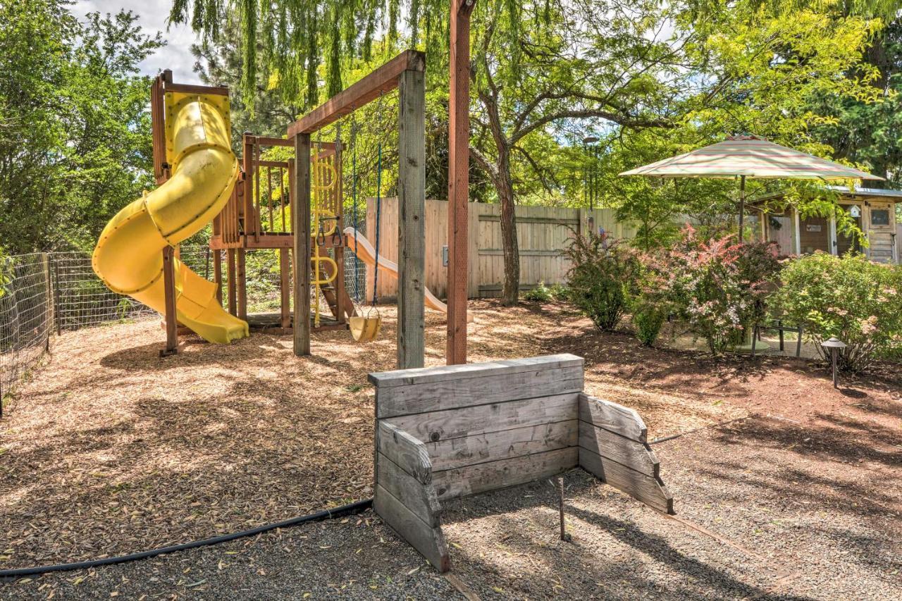 Family Retreat With Large Yard! Medford