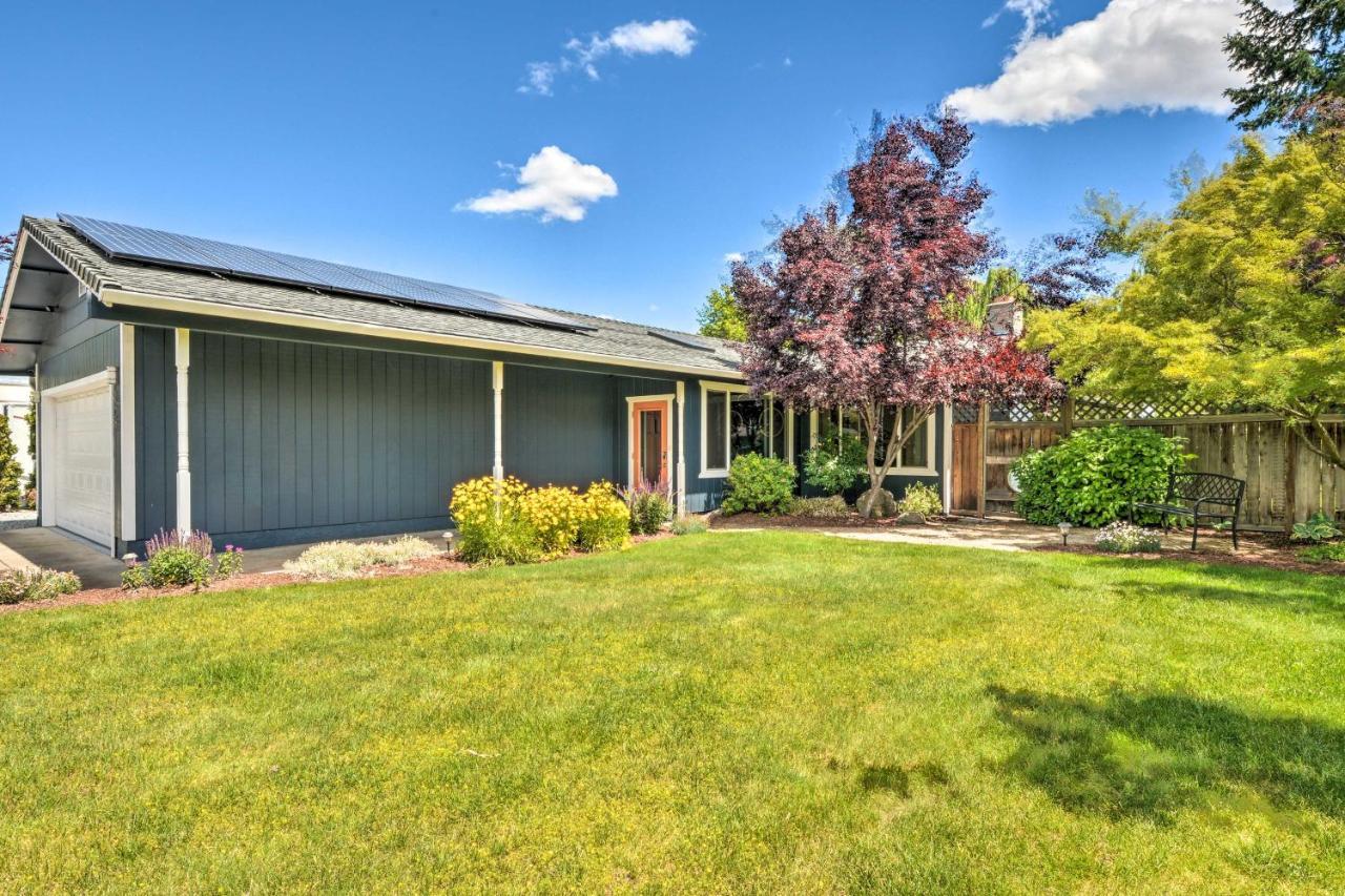 Family Retreat With Large Yard! Medford