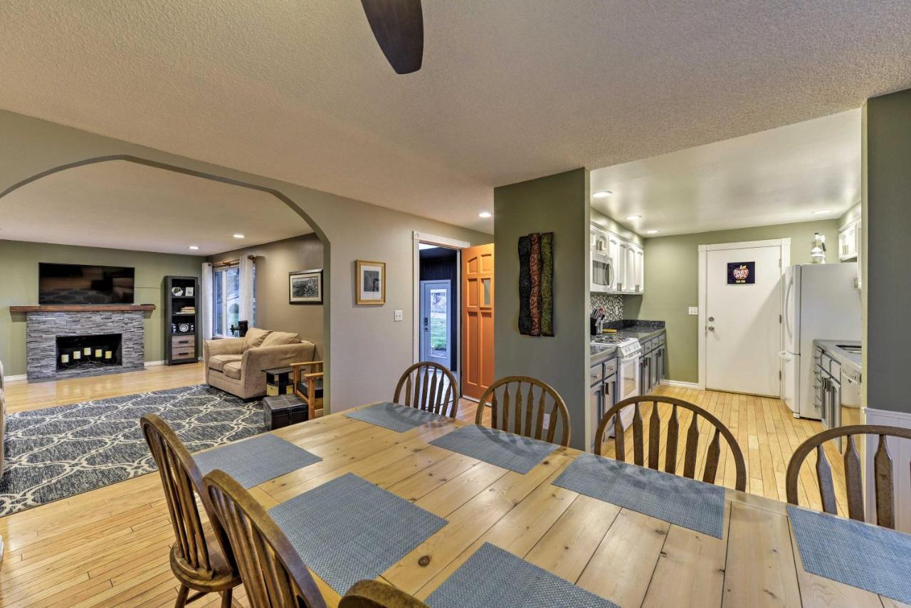 Ferienhaus Family Retreat With Large Yard! Medford