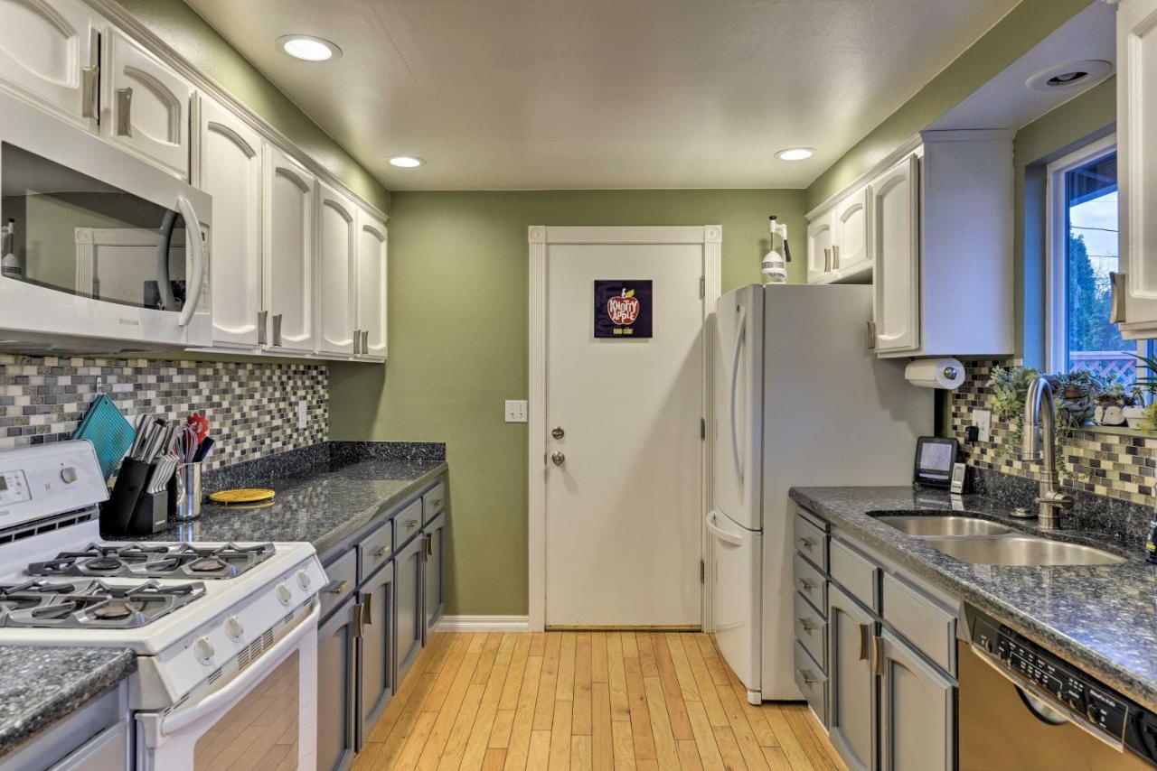 Family Retreat With Large Yard! Medford